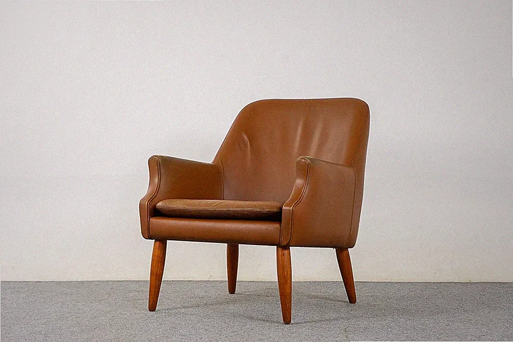 Leather & Teak Lounge Chair - (323-045.1)